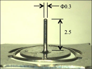 絞り加工による円筒形状（径0.3mm、長さ2.5mm）