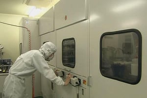 「クリーンルーム クラス10,000」の設備を保有｜コネクタ用端子・電子部品の一貫生産なら株式会社鈴木